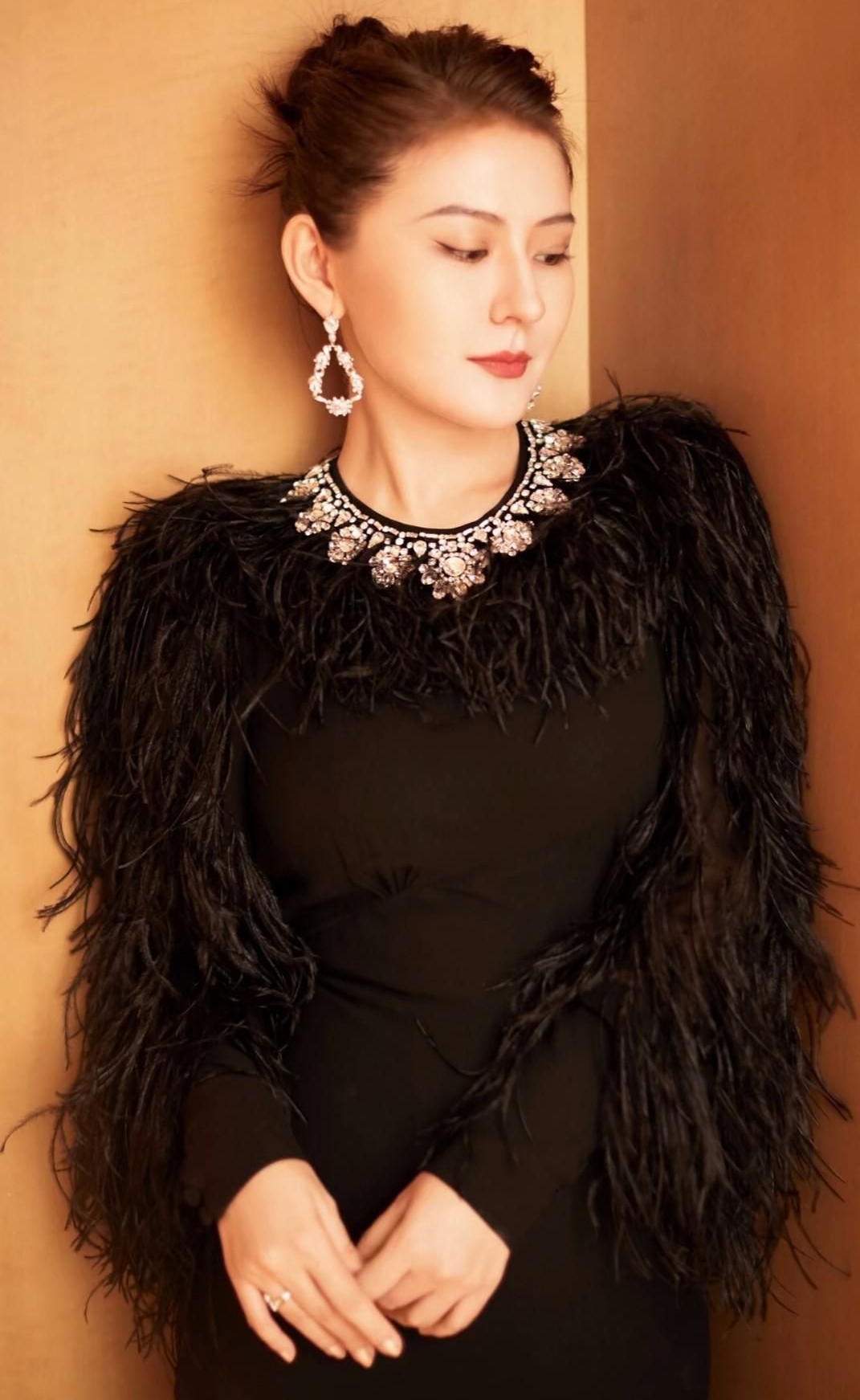 热依扎高清俏丽美照,惊艳迷人!__财经头条