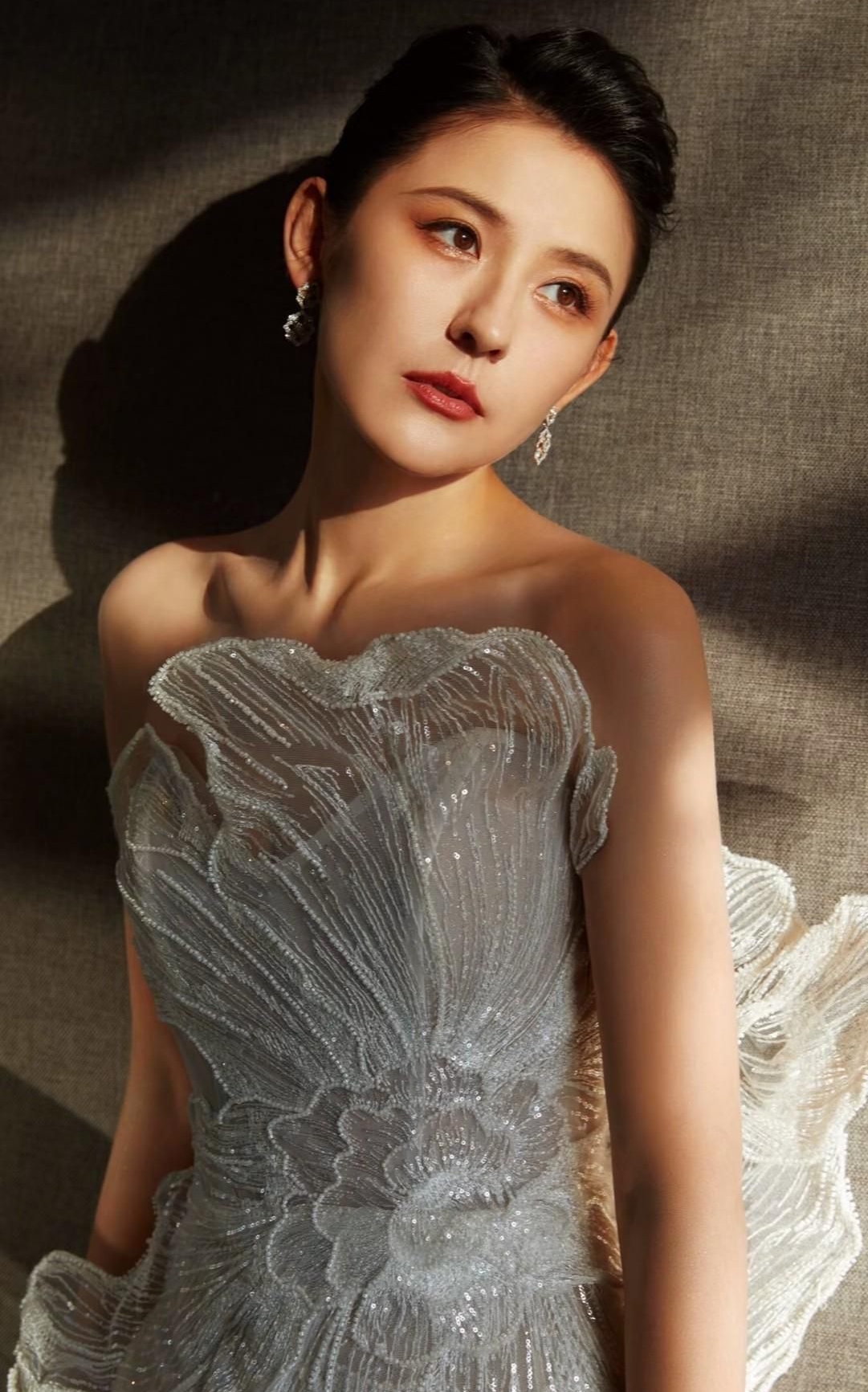 热依扎高清俏丽美照,惊艳迷人!__财经头条