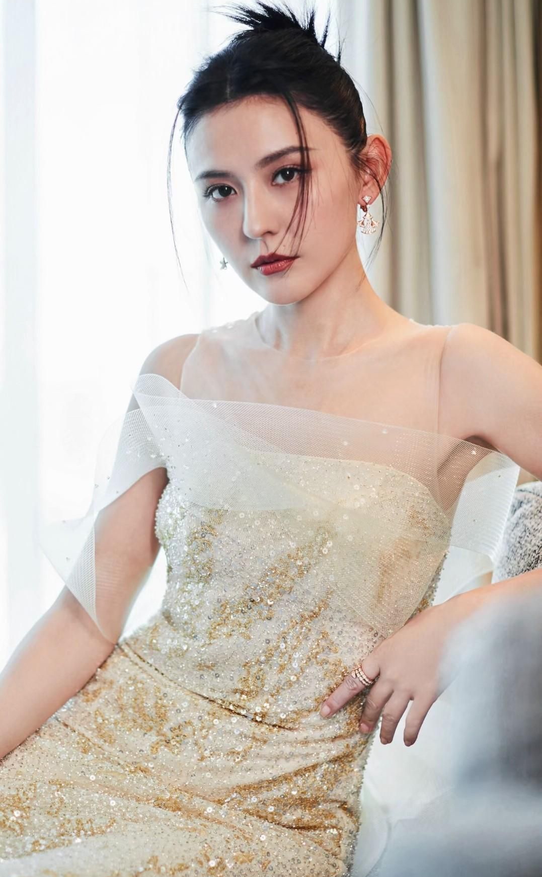 热依扎高清俏丽美照,惊艳迷人!__财经头条