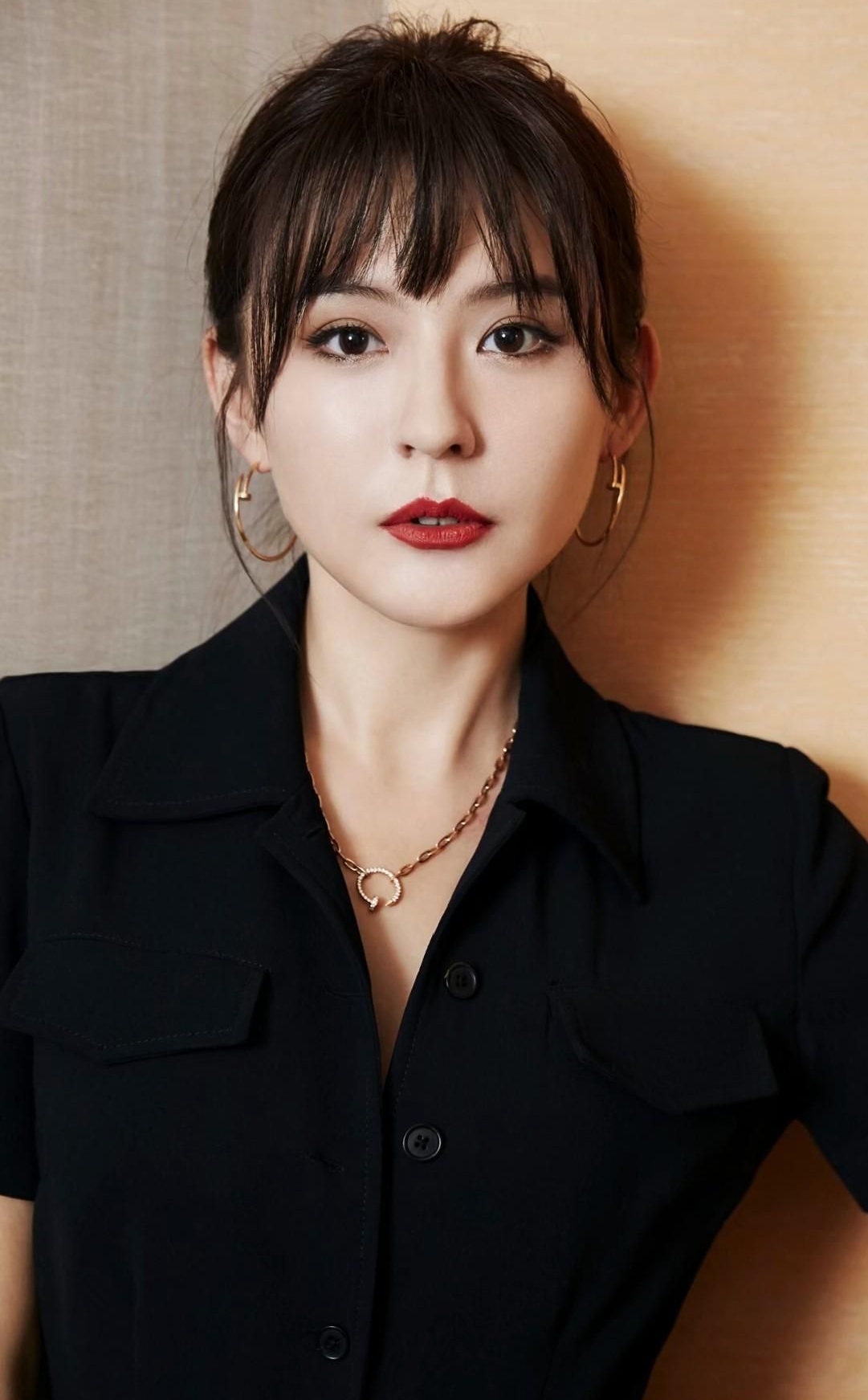 热依扎高清俏丽美照,楚楚动人!__财经头条