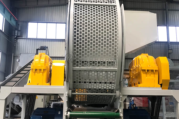 轮胎粉碎机工作原理:剪切式轮胎粉碎机设备由钢丝分离机和橡胶