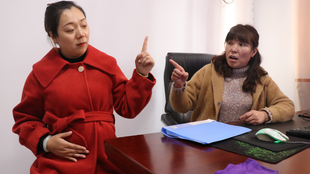 李秘书因为假钱而闹心,作为经理的刘大脑袋会怎么做?