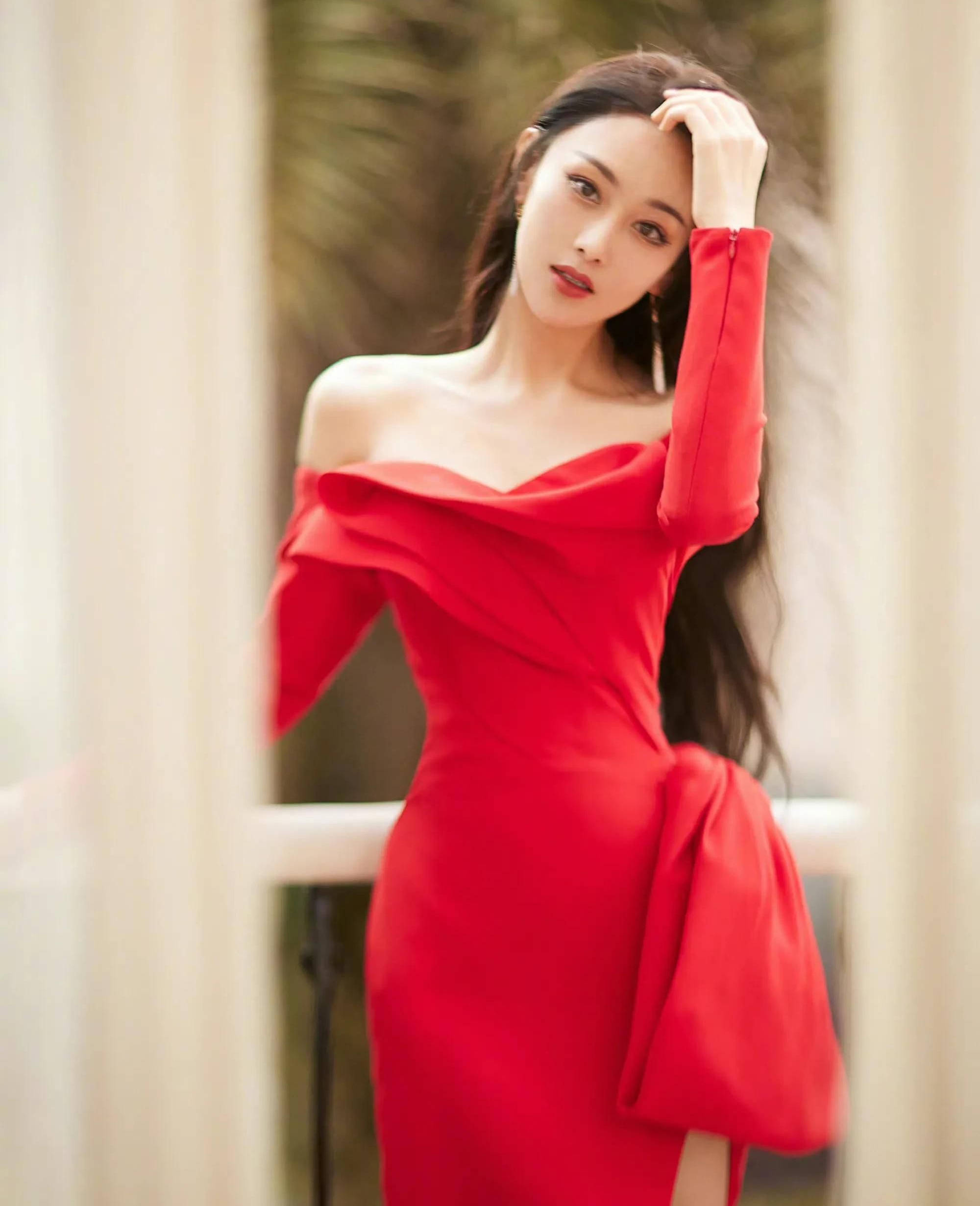 张馨予,俏丽动人,身姿迷人的写真照!