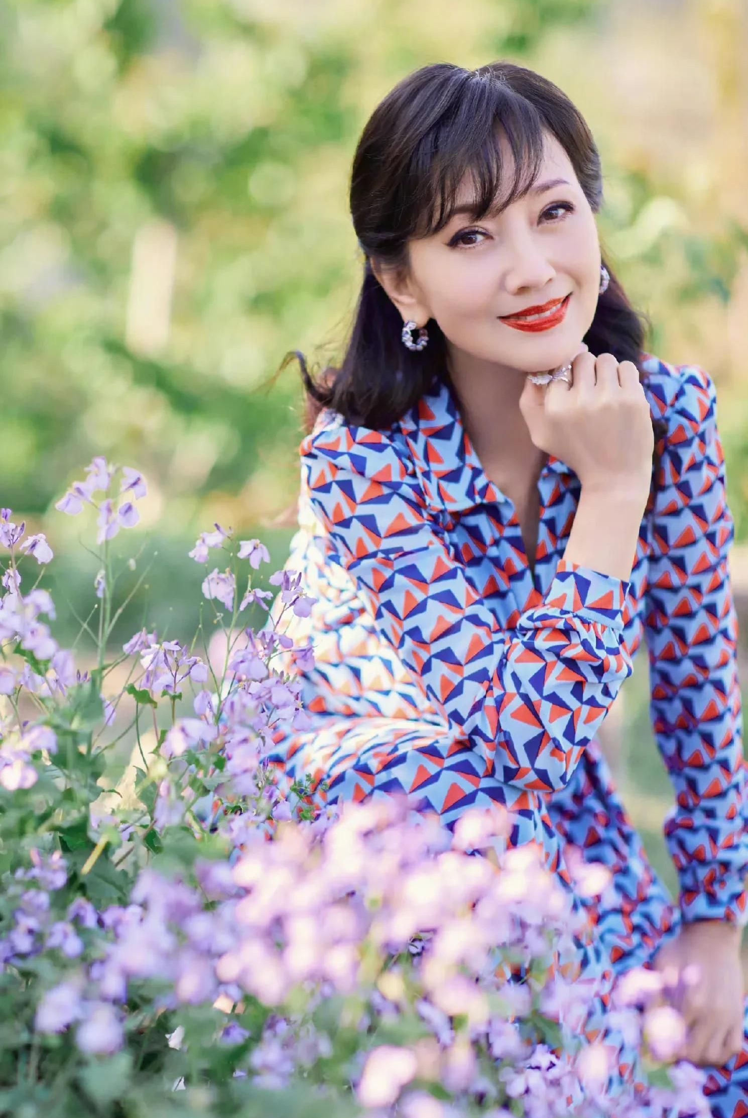 赵雅芝,知性优雅,真不愧为不老女神!__财经头条