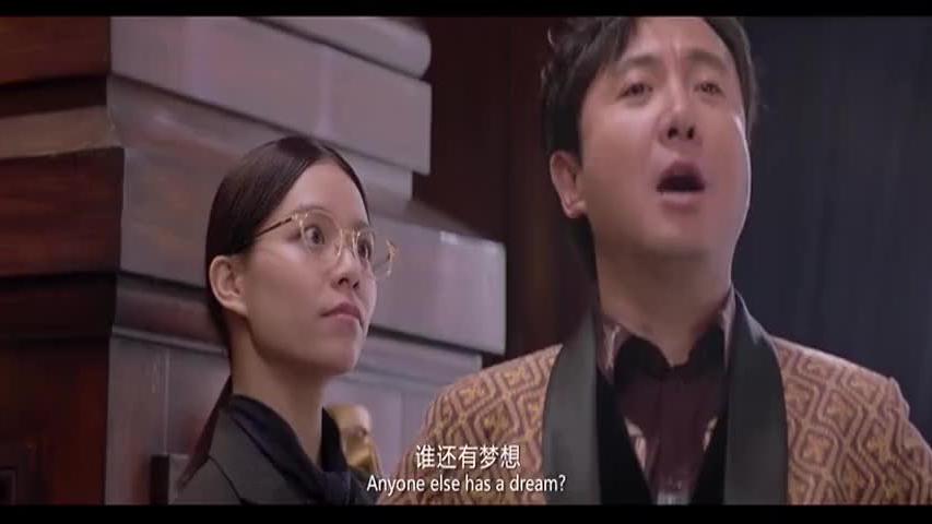 男子听见了王多鱼同意投资自己的项目之后,之间跳到桌子上跳舞