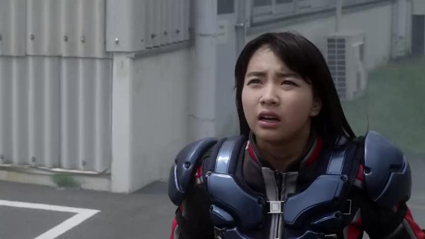 艾克斯奥特曼:艾克斯被怪兽抓走,明日奈疯狂寻找大地