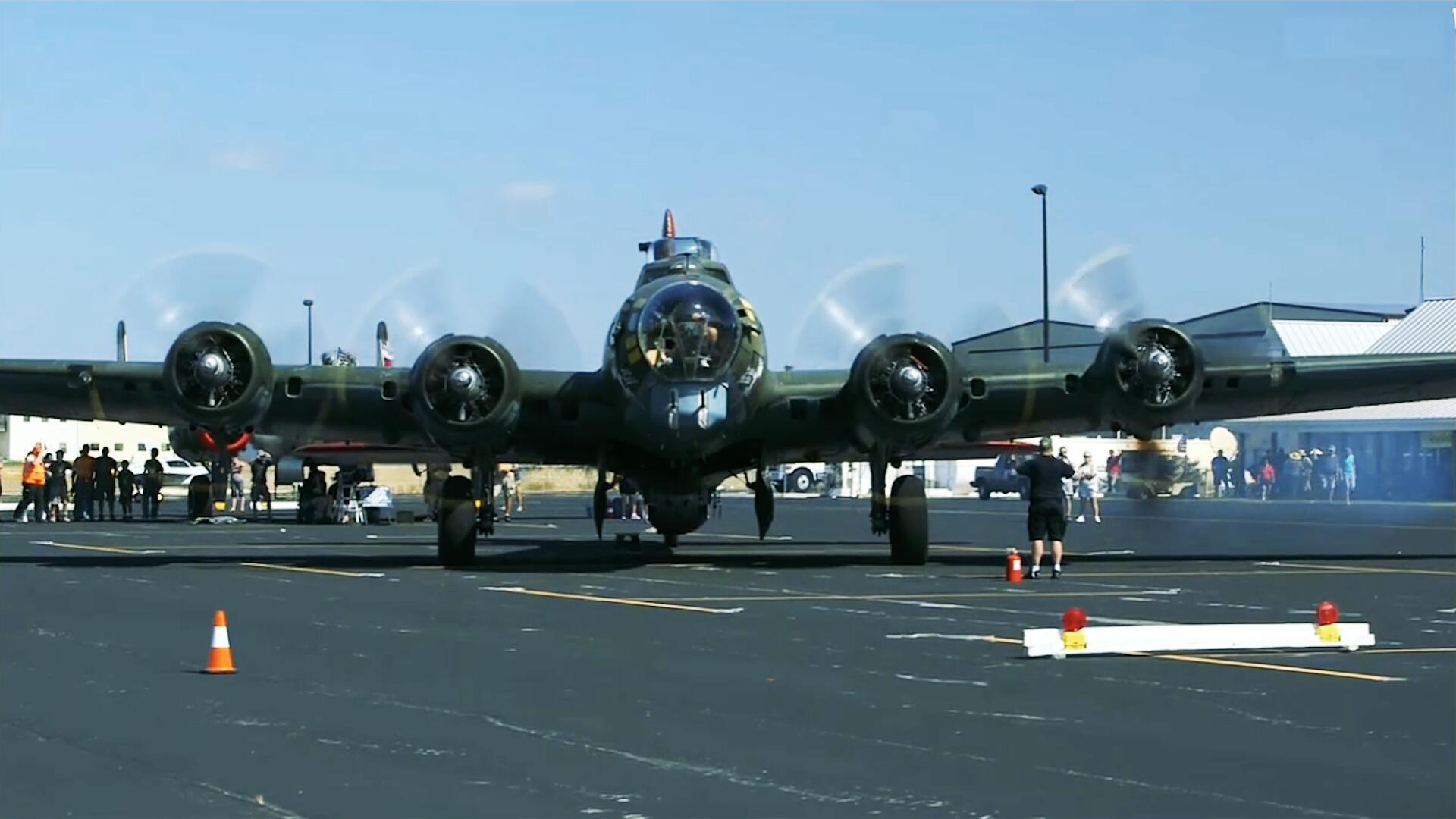 b-17轰炸机:世界上第一架全金属机身,配4台引擎的螺旋桨轰炸机