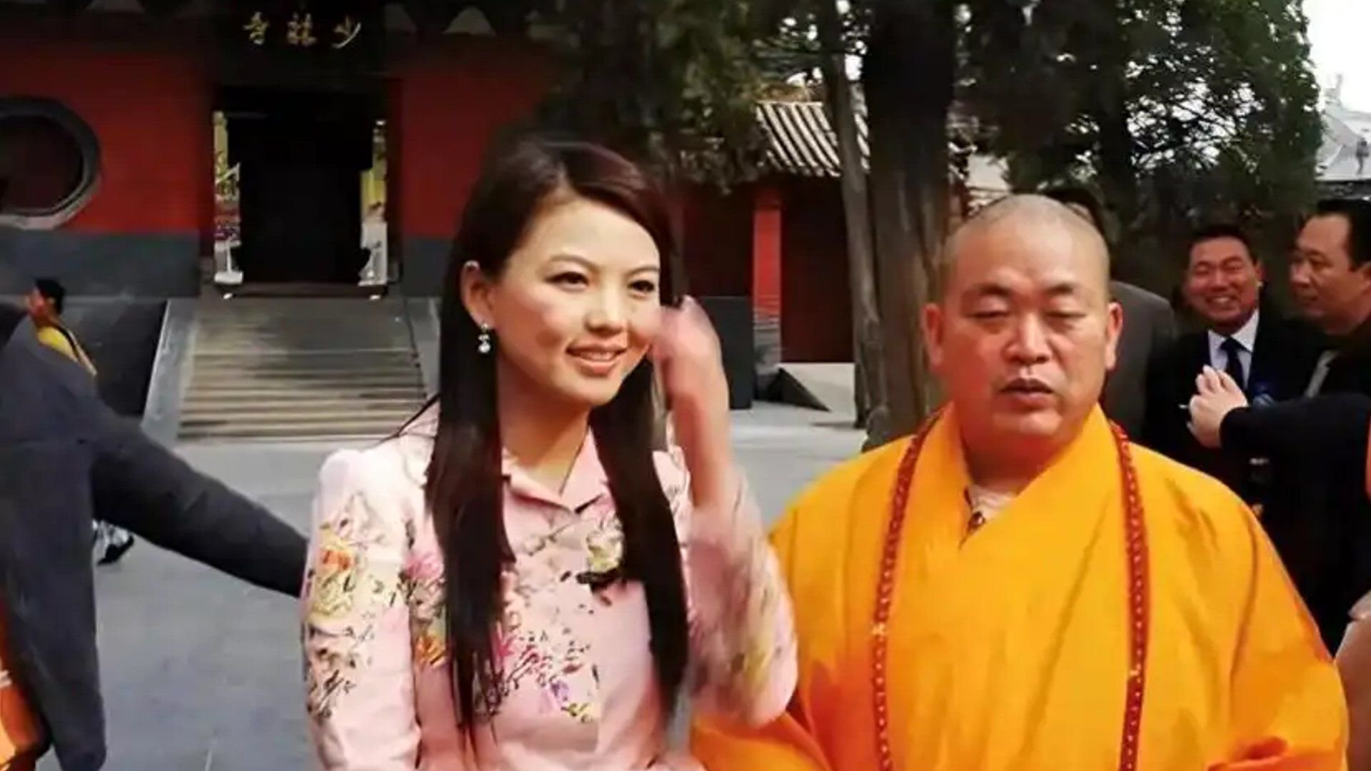李湘对释永信的采访太犀利了！连问3个问题，“魔僧”一语中的_新浪新闻