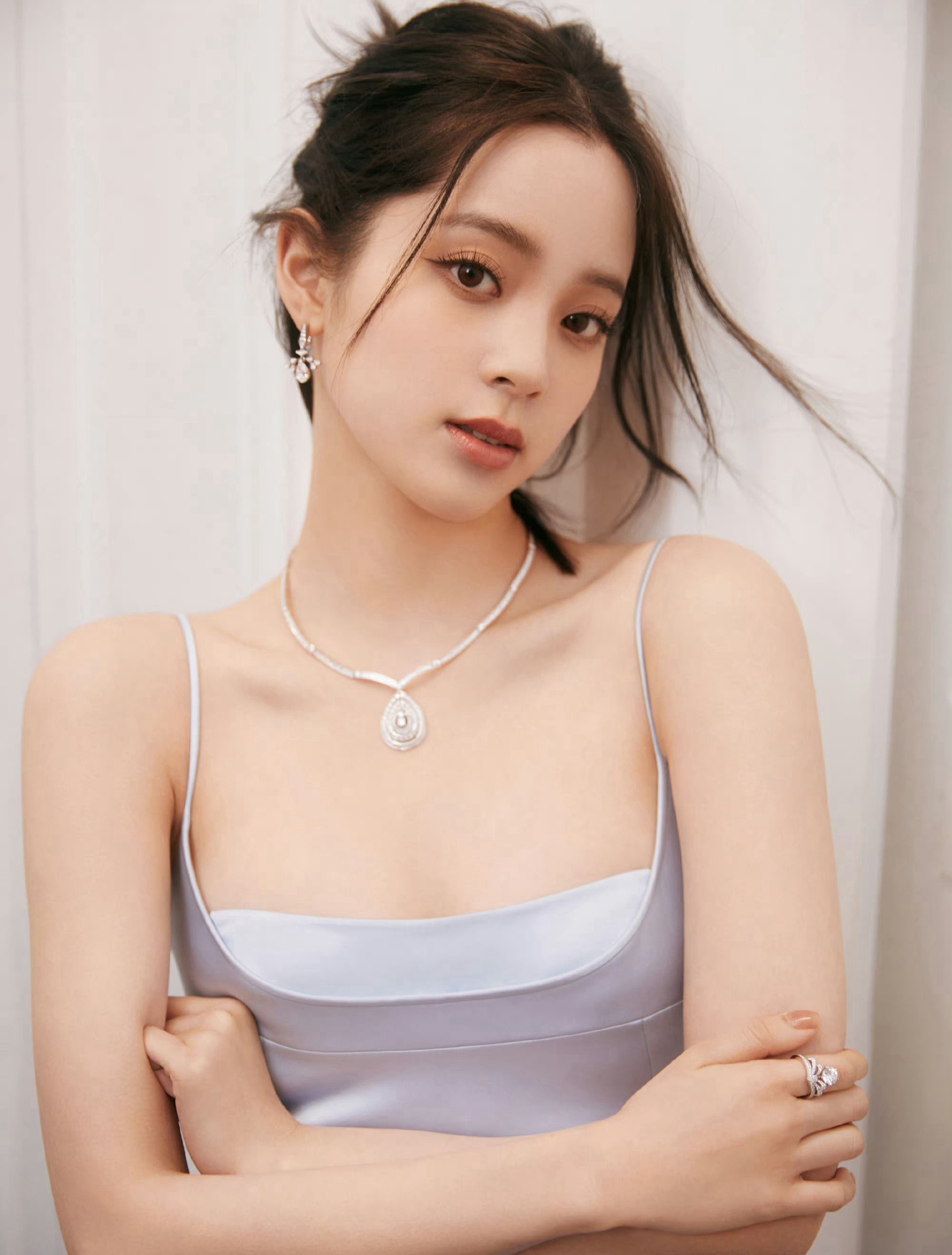 欧阳娜娜吊带抹胸裙写真,优雅灵动,美艳动人!
