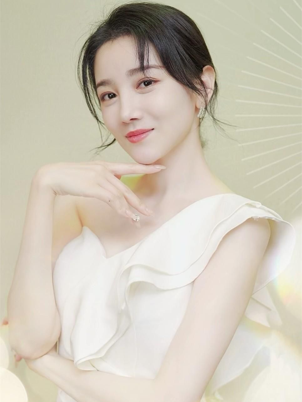 陈小纭高清俏丽美照,娇媚可人!__财经头条