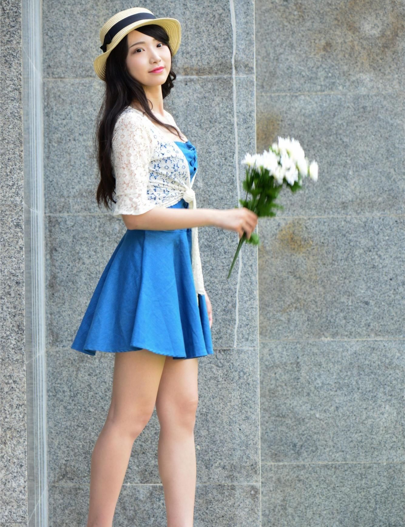 长腿美模吴思婕,连衣短裙高跟鞋美腿外拍,美艳动人!__财经头条