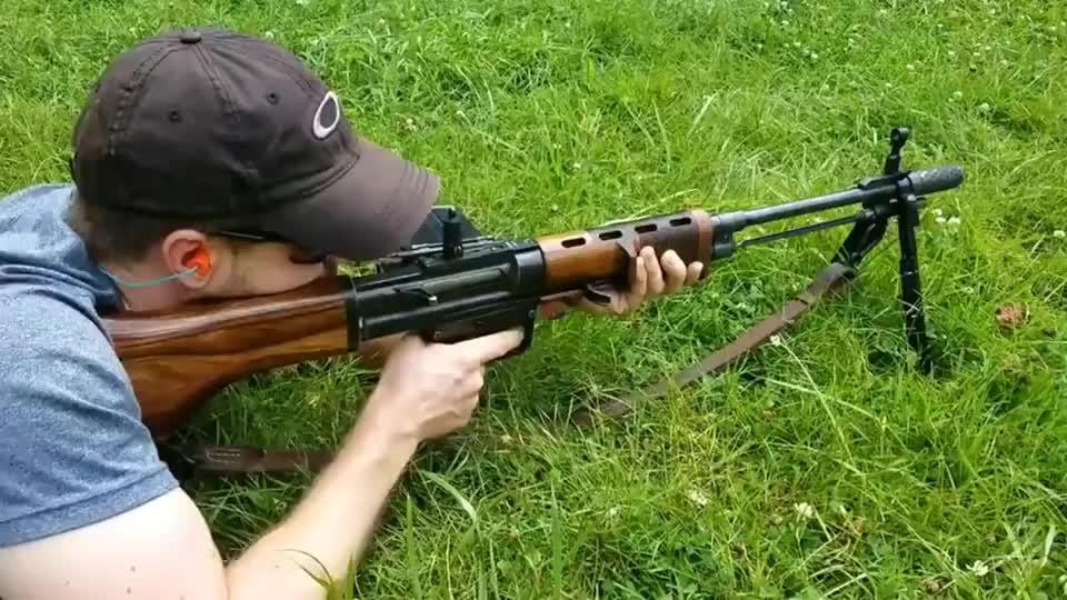 为伞兵量身打造的fg42步枪,它的弹匣在左侧还可当作轻机枪使用