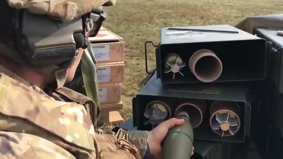 美军m252式81毫米迫击炮实弹射击演习炮弹随意挥霍一点也不心疼