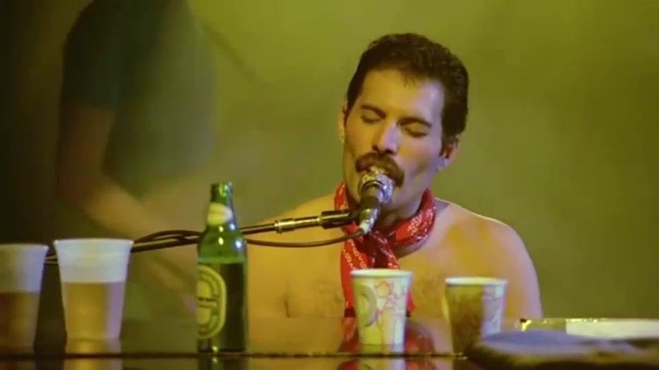 皇后乐队《wewillrockyou》,毛巾加短裤也只有牙叔能hold得住