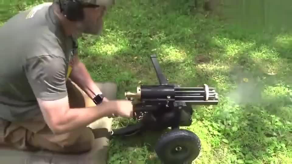 9毫米口径加特林机枪,还是手摇版的,射击声音像是在启动拖拉机