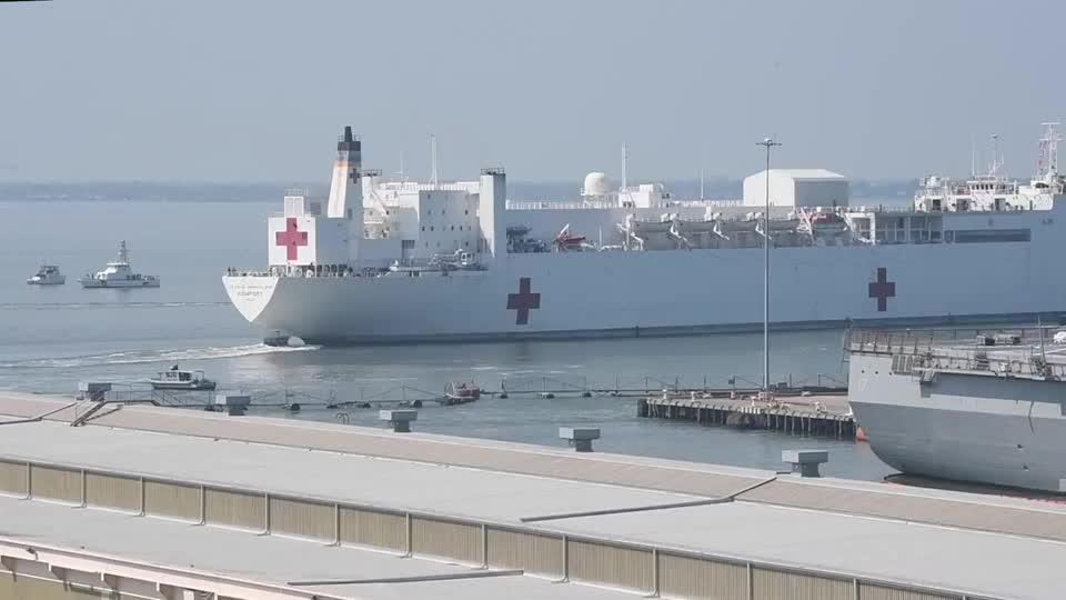 军事武器,美军"舒适"号医院船,驶离诺福克海军基地