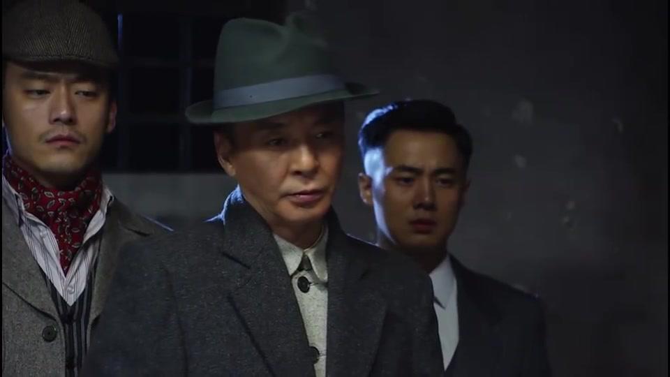 风云年代:赵恒轩一听说被包围了,就拿枪指着曾局长