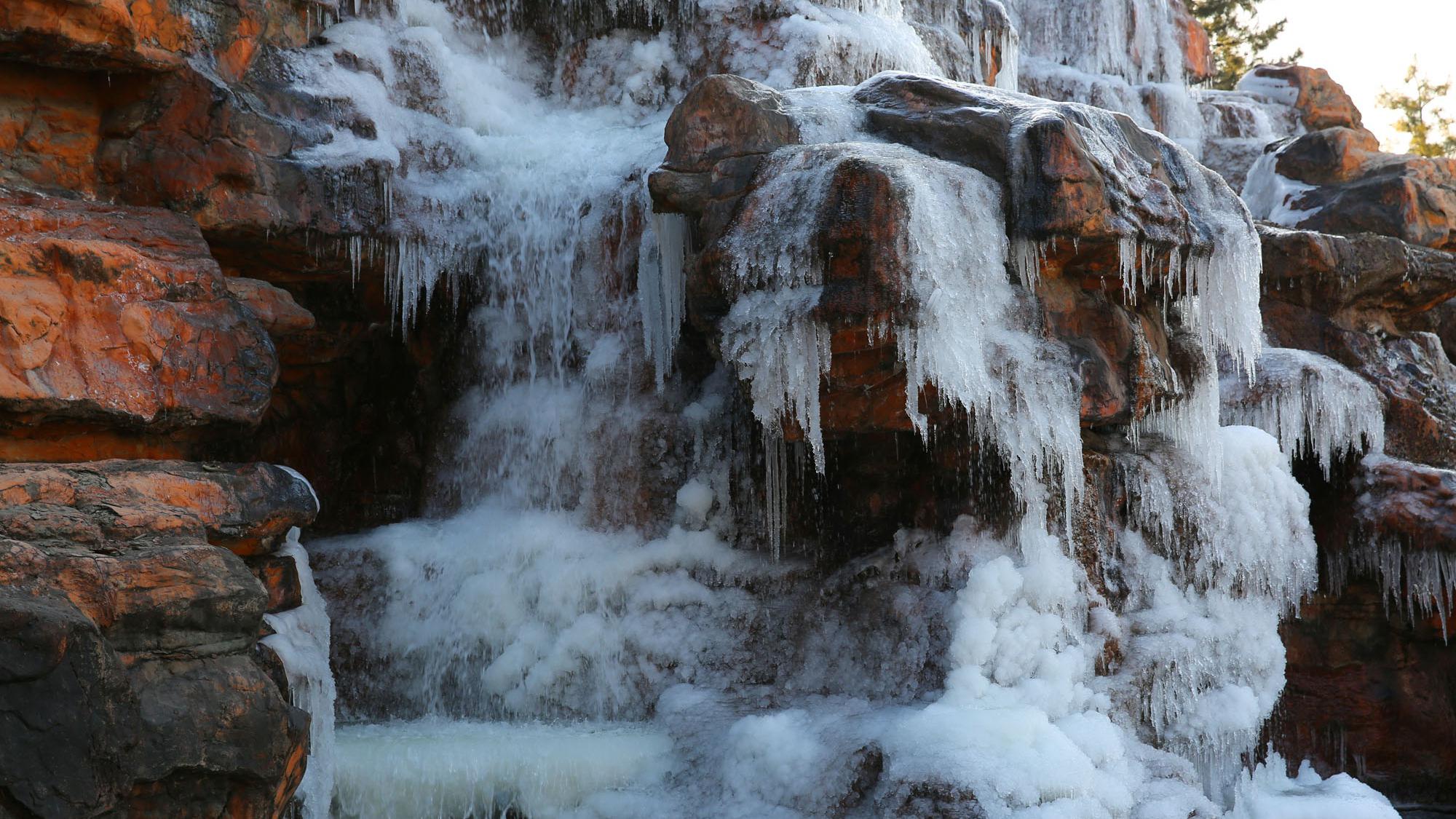 大唐芙蓉园银桥飞瀑成冰瀑,这样的冬景难得一见