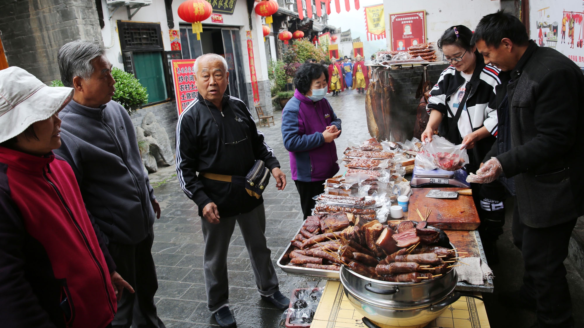 陕西石泉后柳古镇:街头煮腊肉,满街肉香味,游客买后就能直接吃