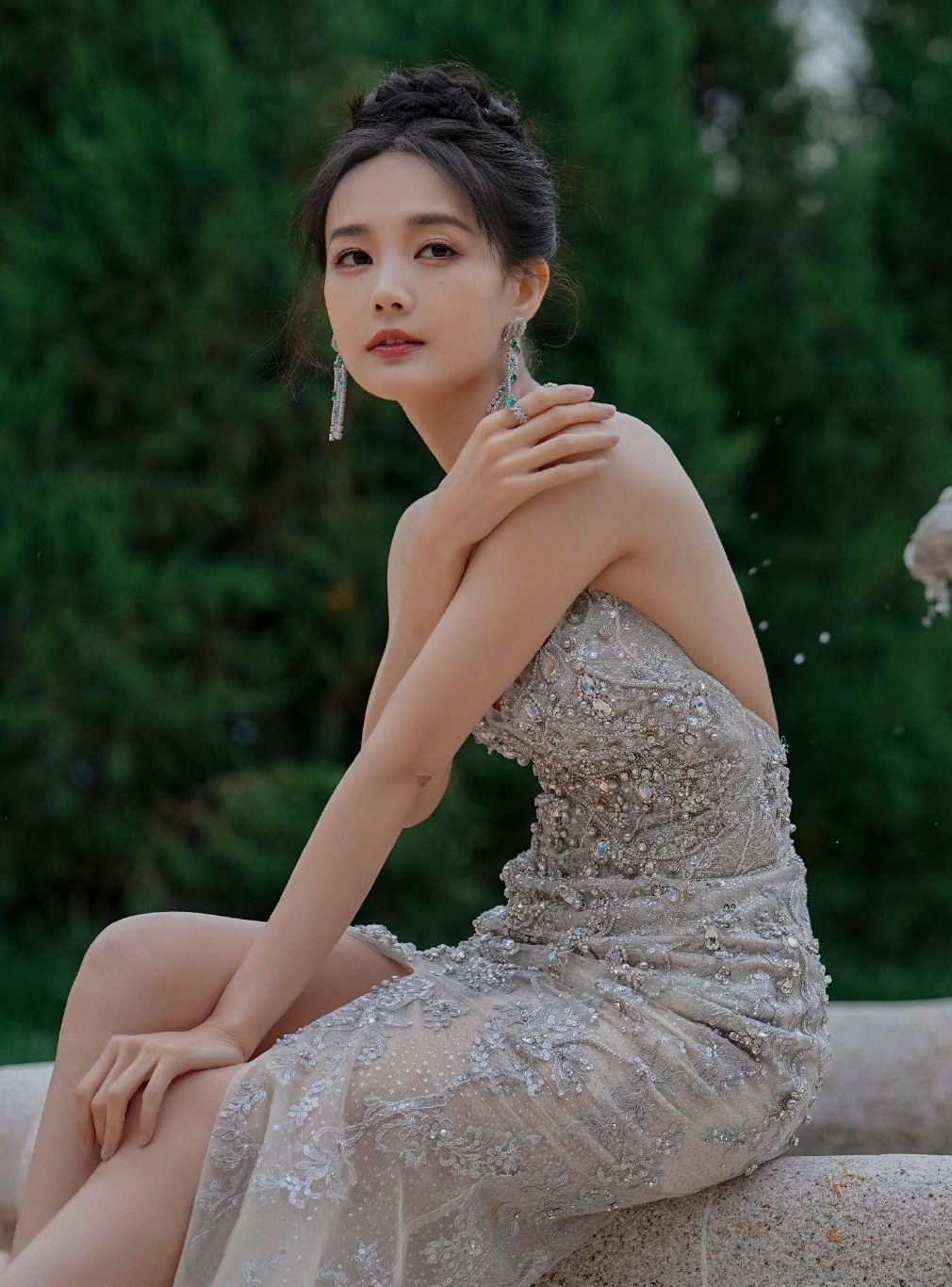 李一桐v型亮闪白色长裙美背写真,身材窈窕,曼妙多姿!_高清图集_新浪网