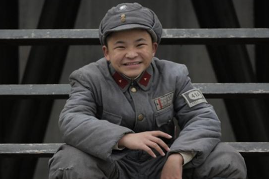 尤其是中国奥运代表团出场,旗手姚明牵着抗震小英雄林浩的画面,[详细]