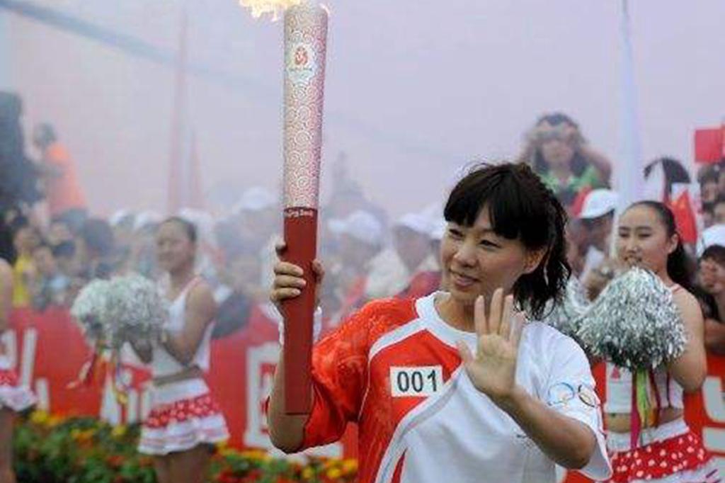 身高1米66的游泳队天才选手！51次在赛场夺金，退役后成女强人|钱红|游泳队|女强人_新浪新闻