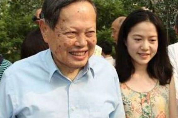 杨振宇和翁帆相差54岁,“爷孙恋”已携手16年,遗产曝光让人感叹|清华大学|杨振宇|翁帆_新浪新闻