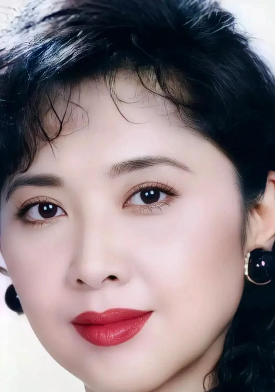 高贵优雅的朱琳,美艳动人,温婉秀丽的写真照!
