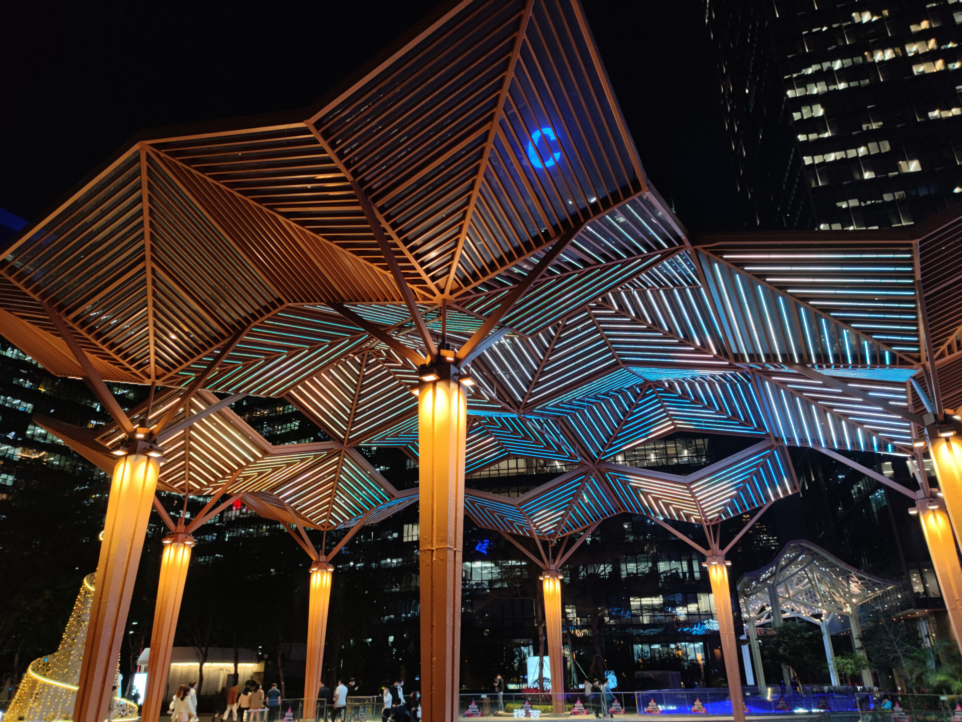 (主摄常规夜景)充电&外放及其它充电方面,小米 10s 有线充电上采用的