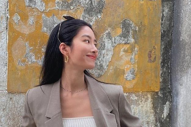 杨采钰真会穿,用"肚兜"来配西装,个性感十足,走到哪都很吸睛