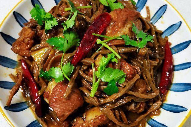干豆角烧排骨,味道鲜美,豆角入味排骨软烂