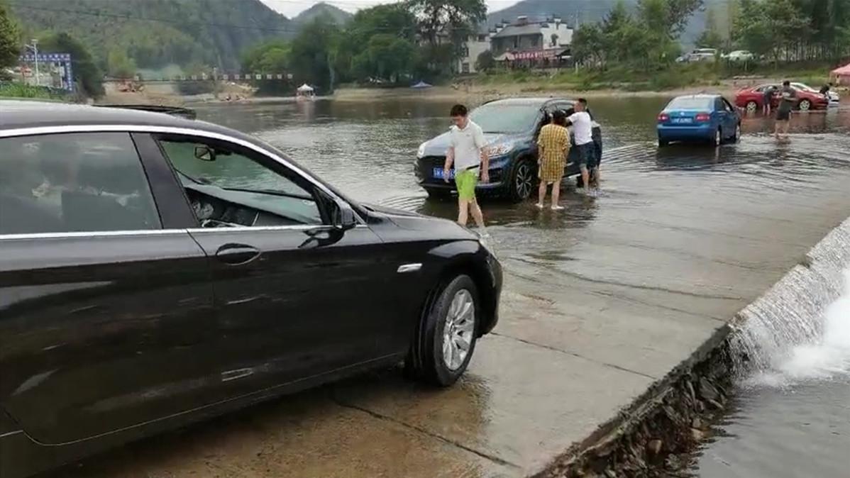 男子河边洗车被经过司机鸣笛提醒不为所动 接下来发生的事引争议