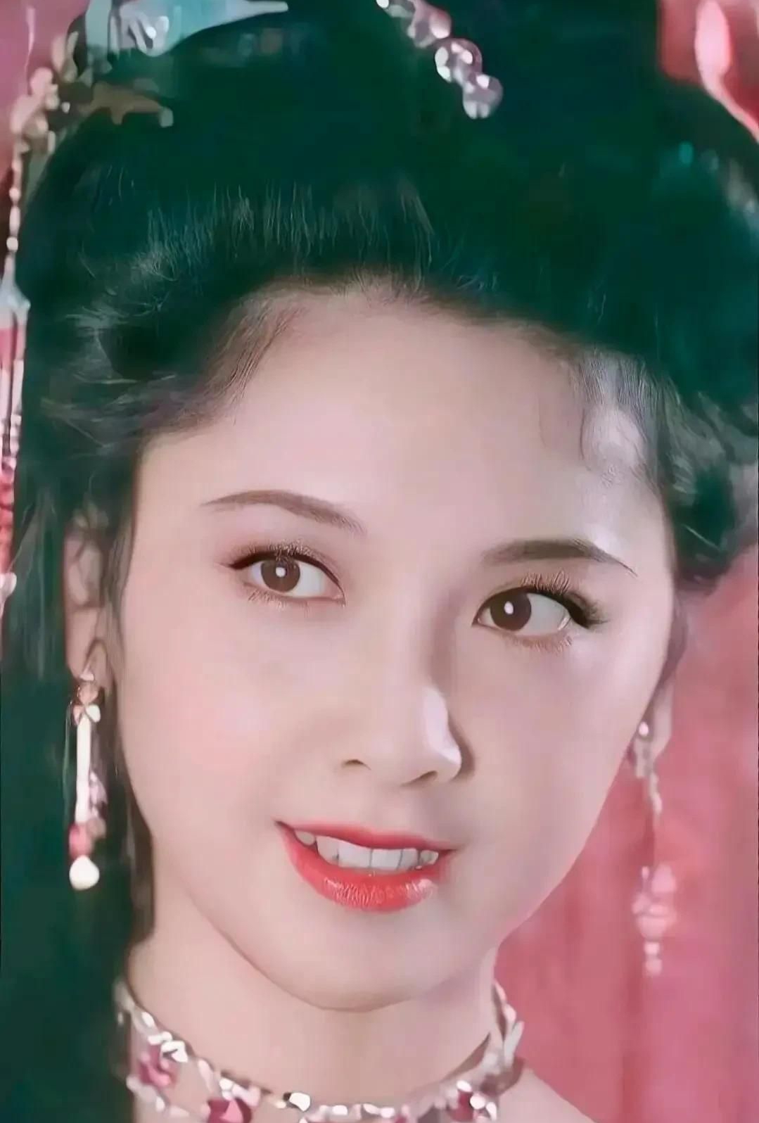 高贵优雅的朱琳，高贵冷艳，温婉秀丽的写真照！