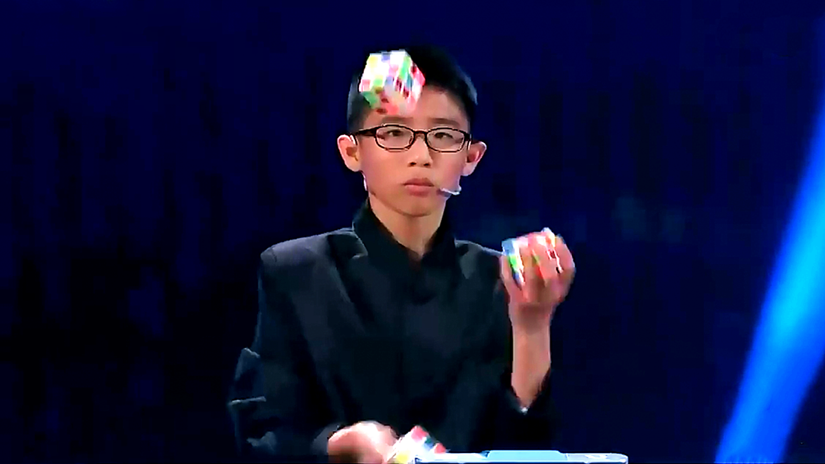 中国男孩玩魔方出神入化,打破6次世界纪录,评委都看花眼了!