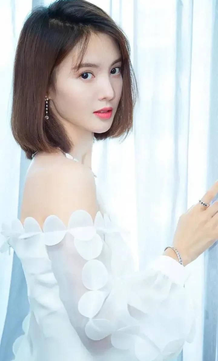 金晨青春秀丽,清新脱俗,妩媚动人的写真照!__财经头条