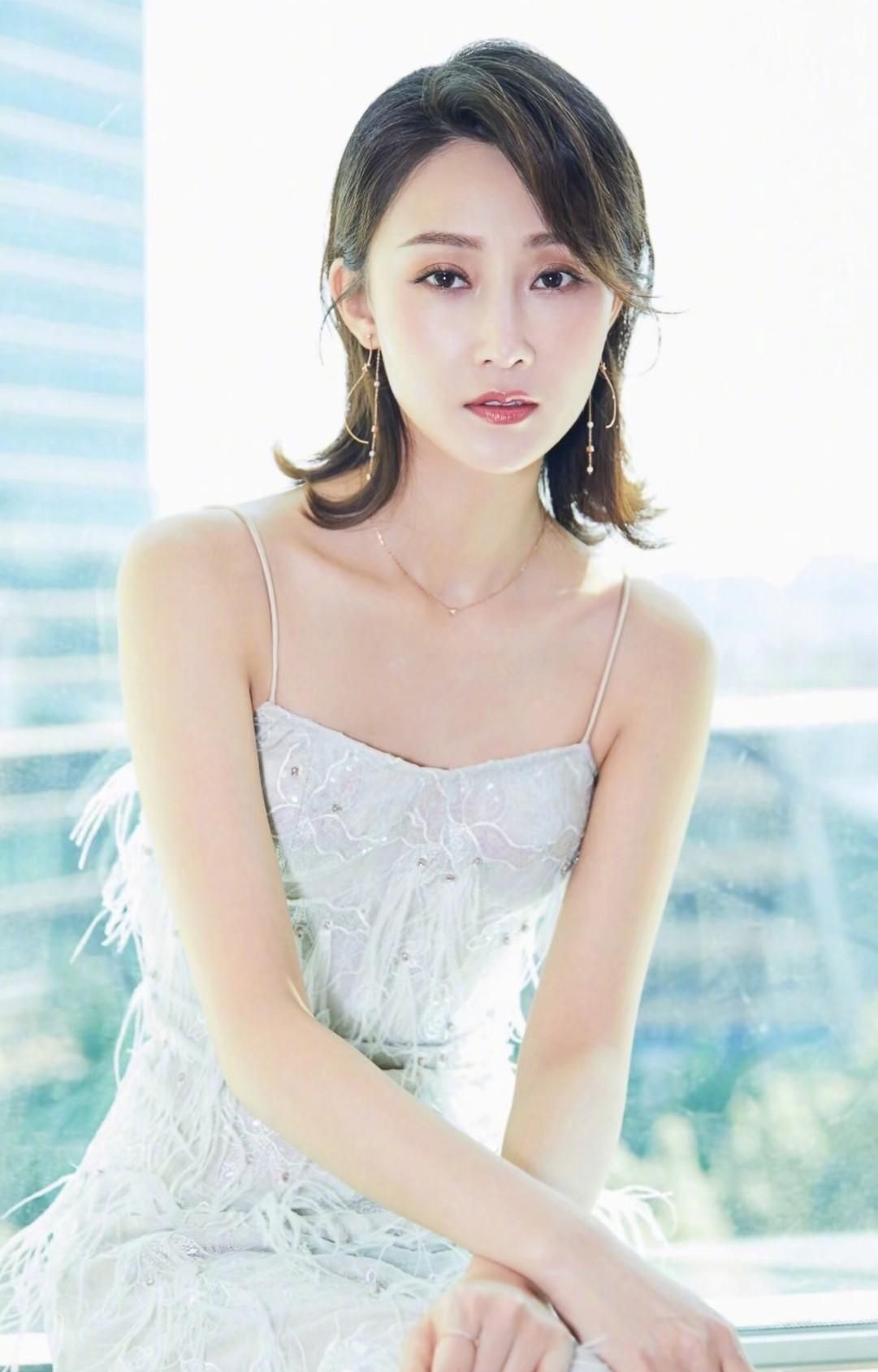 林鹏高清淡雅写真,楚楚动人!__财经头条