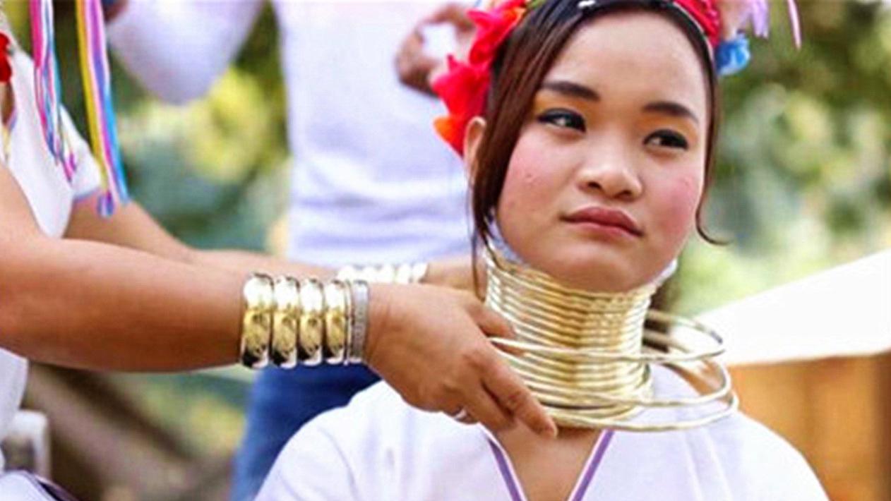 戴了10年项圈的长颈族女人,当她取下项圈后,脖子是怎样的?