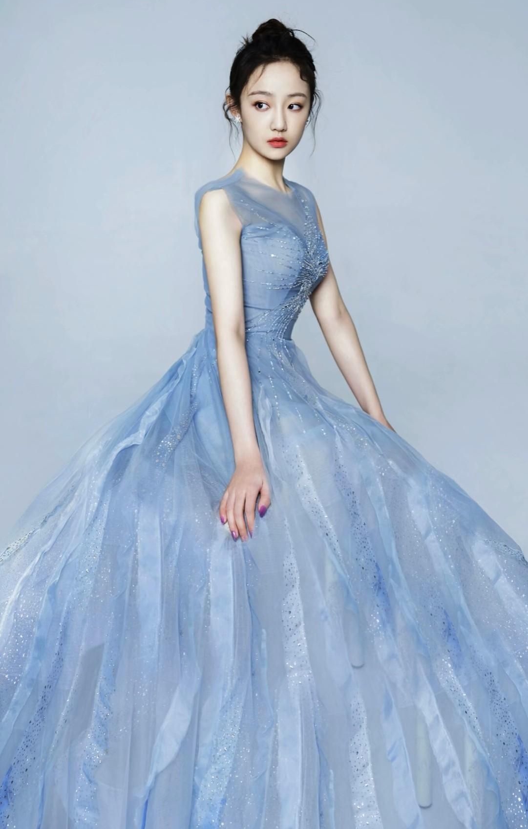 吴佳怡高清淡雅写真,楚楚动人!__财经头条