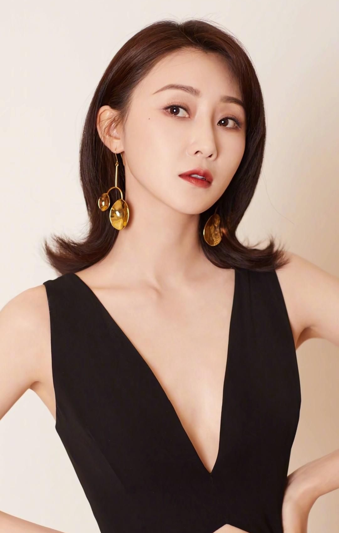 林鹏高清淡雅写真,妩媚动人!__财经头条