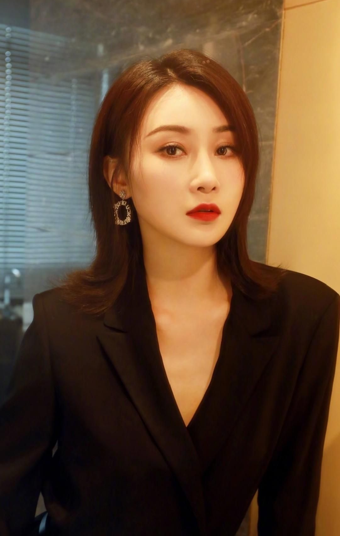 林鹏高清淡雅写真,娇俏可人!__财经头条