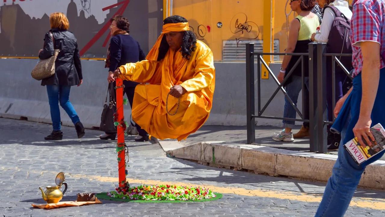 印度街头的"悬浮术",其中奥秘终于被破解,原理竟这么简单!