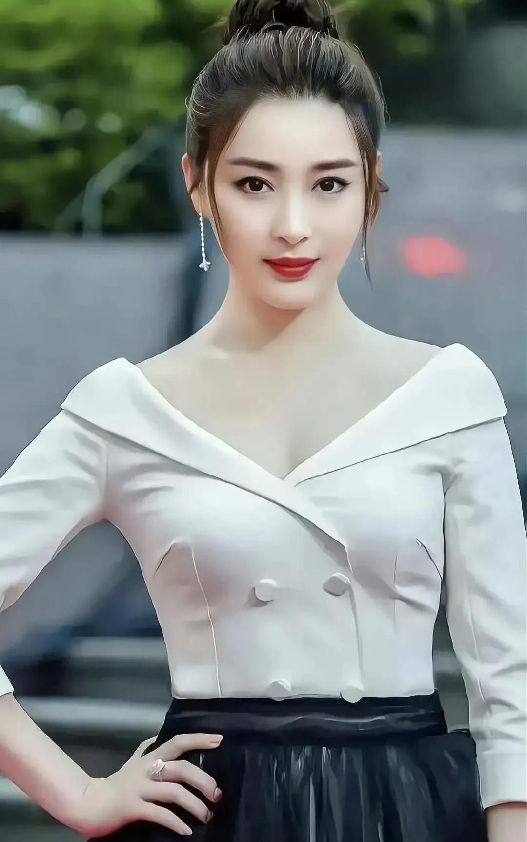 娇艳妩媚的甘婷婷,优雅迷人,温婉秀雅的写真照!