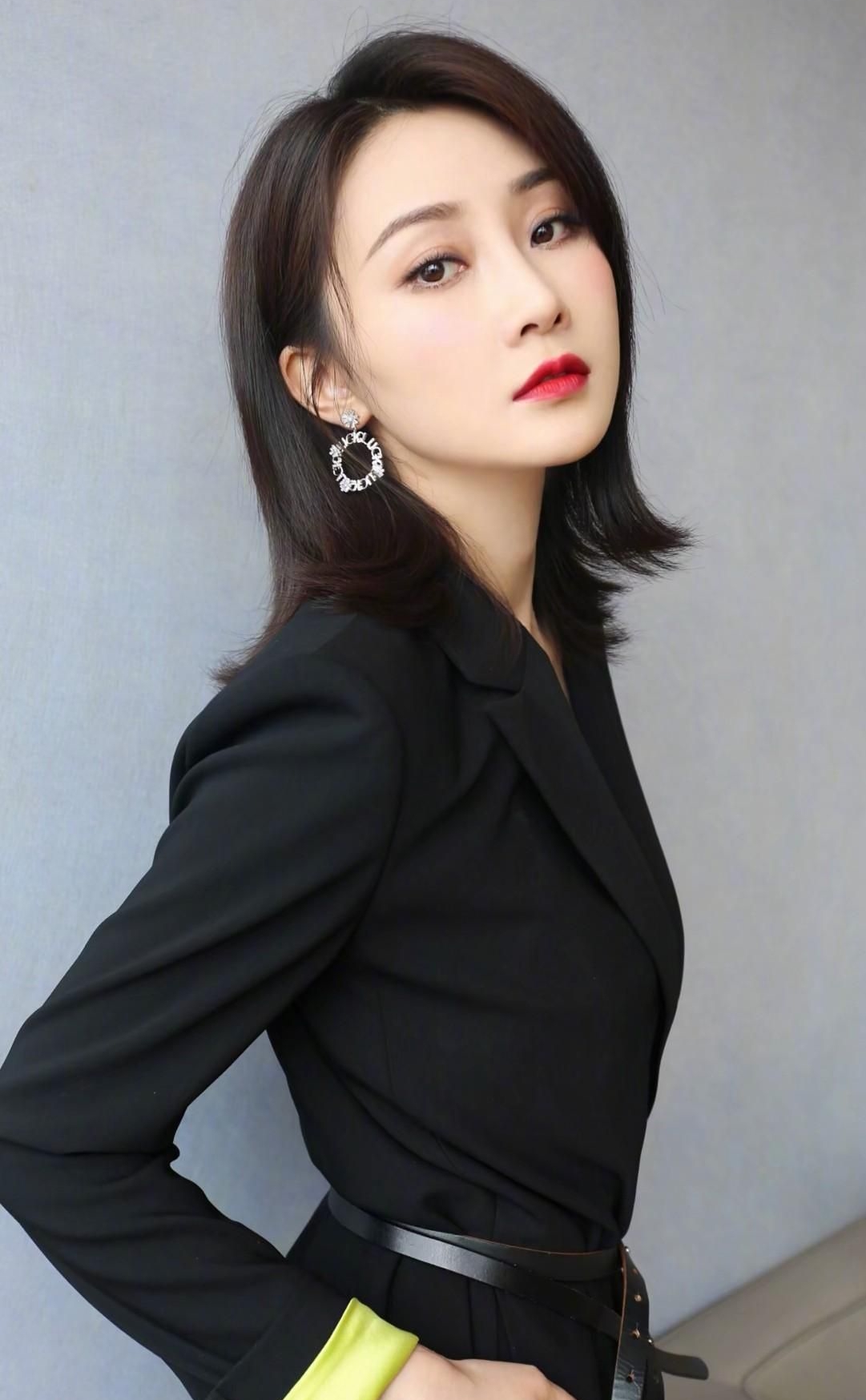 林鹏高清淡雅写真,妩媚动人!__财经头条