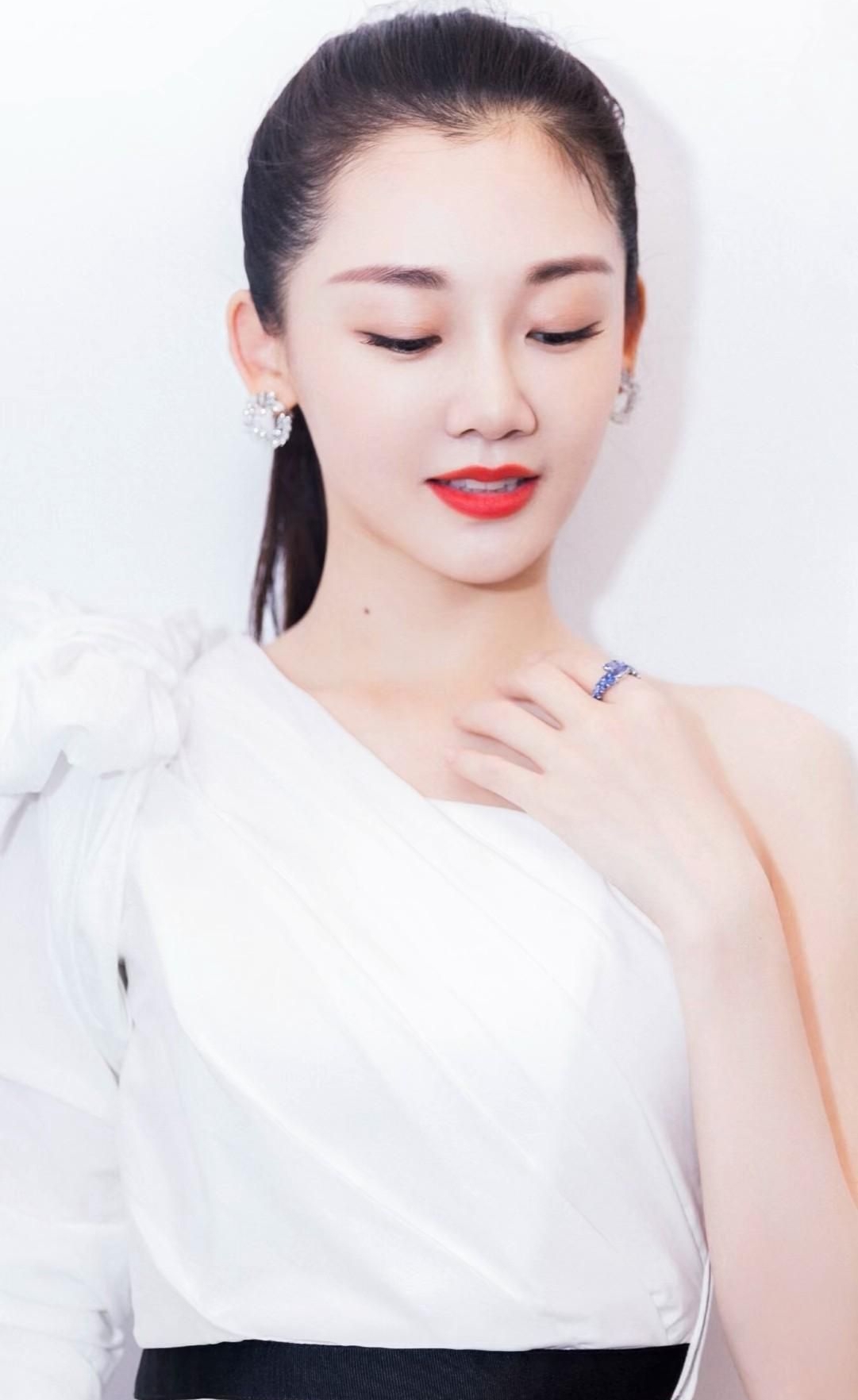 苗苗高清俏丽美照,优雅迷人!__财经头条