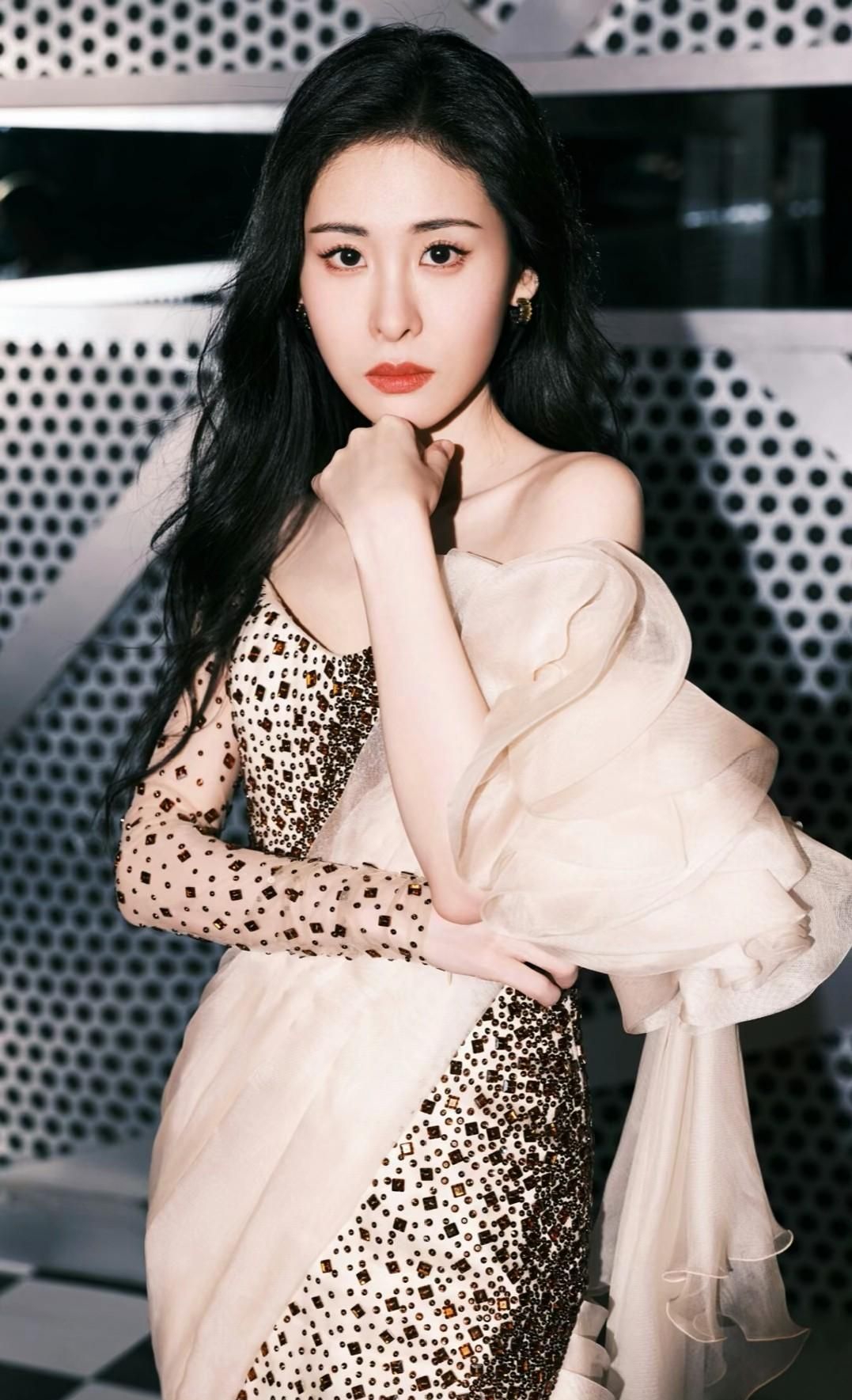 张碧晨高清俏丽美照,楚楚动人!