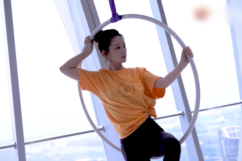 31岁李沁练空中瑜伽好美!丝带上劈叉身姿婀娜,新剧搭档任嘉伦