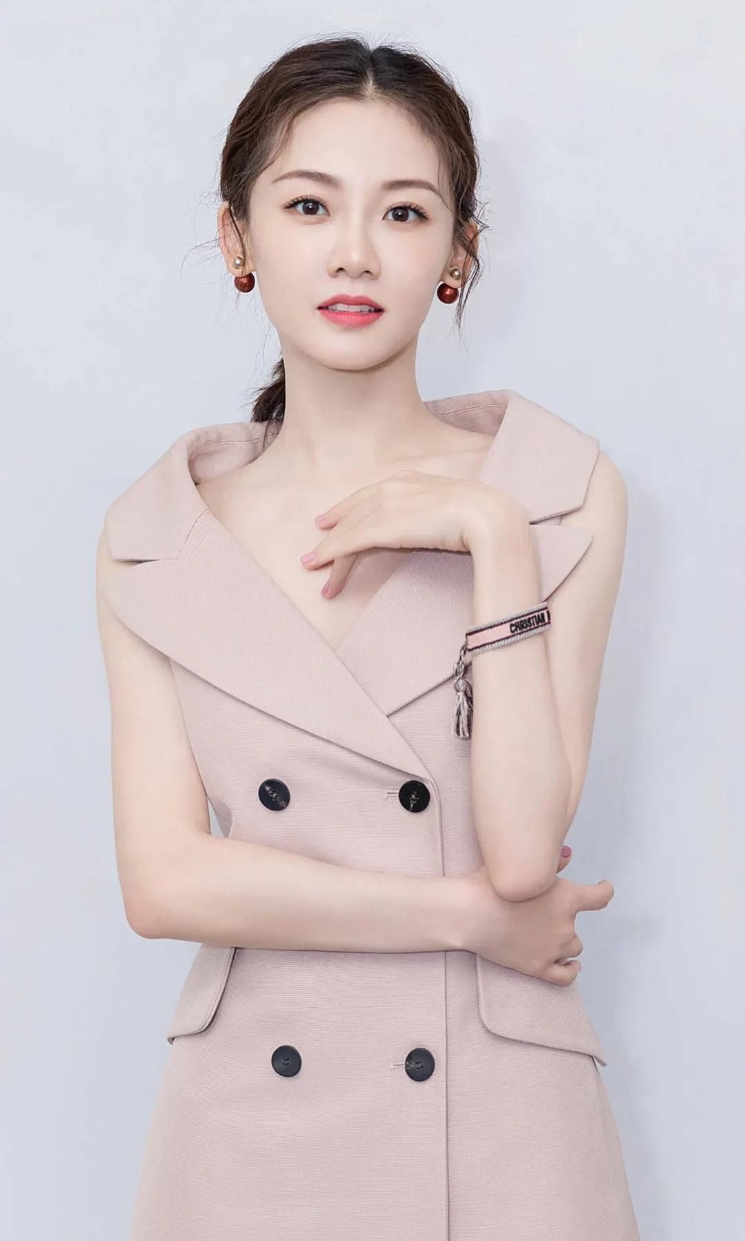 苗苗的写真美照,气质优雅,青春芳华!_高清图集_新浪网