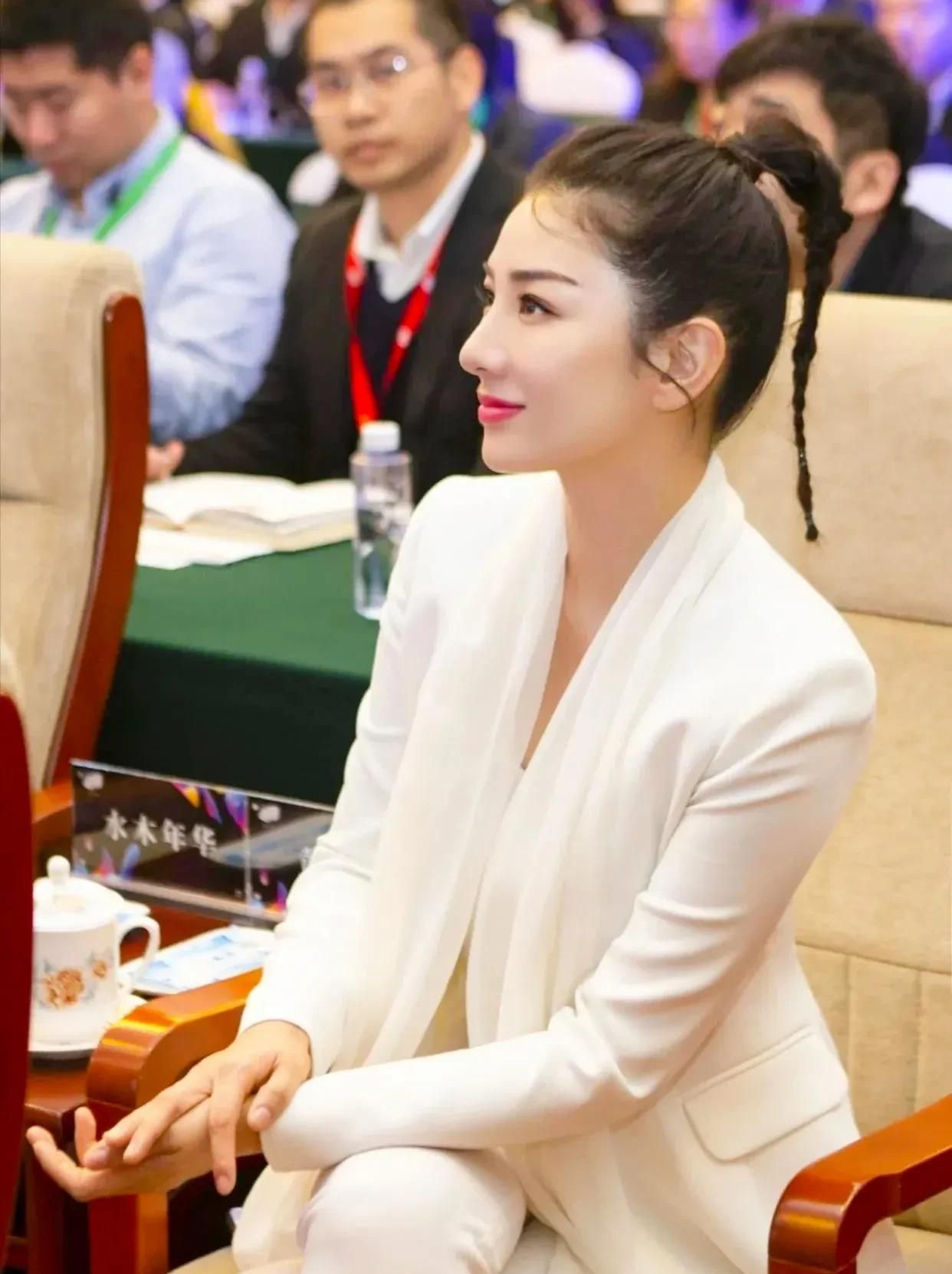 黄奕,端庄大方,美丽迷人的写真照!_高清图集_新浪网