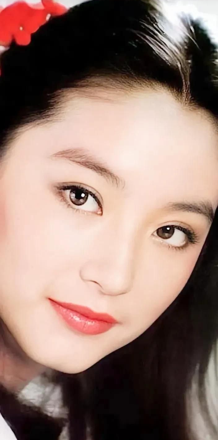 林青霞精湛的演技,优雅而美丽,惊艳迷人,气质迷人的写真美照!