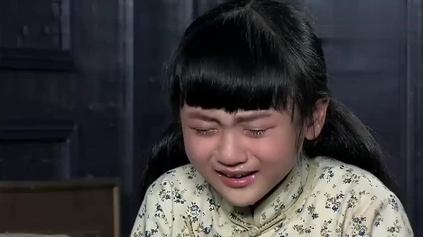 小君听着巴爷爷吹口琴,想起自己的爸爸,瞬间哭成泪人